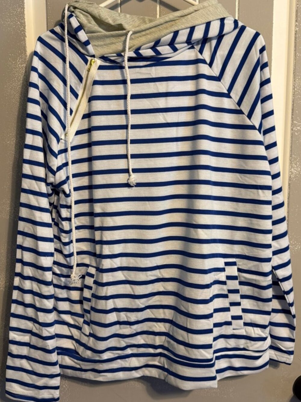 Soto Lifestyle Women’s Hoodie Drawstring Pockets White Blue & Gray XL NIP New